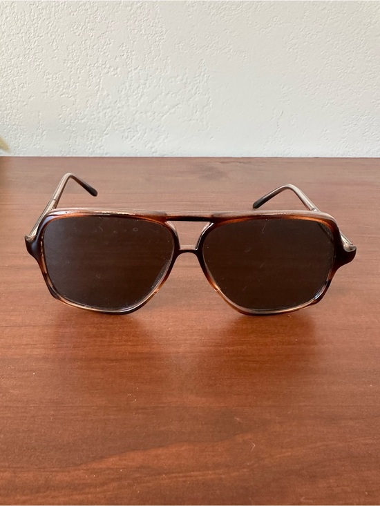 Accessories - Vintage-Style Brown Tortoiseshell Sunglasses with Dark Lenses